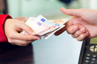 Peniaze, utrácať, platiť, nakupovať, financie