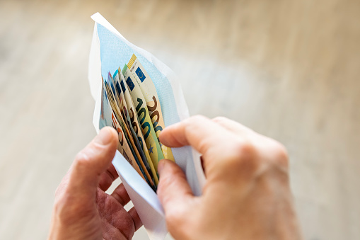 Peniaze euro pomoc financie